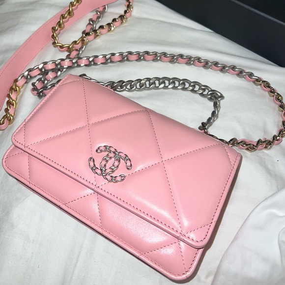 Chanel Pink 19 WOC | Like-New - Picture 3 of 8